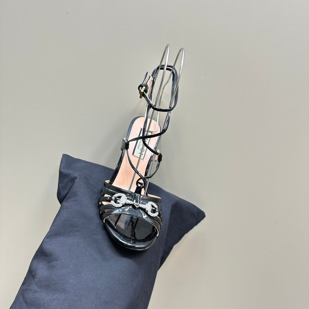 GUCCI CRYSTAL HORSEBIT STRAPPY SANDAL 10.5CM IN BLACK PATENT LEATHER