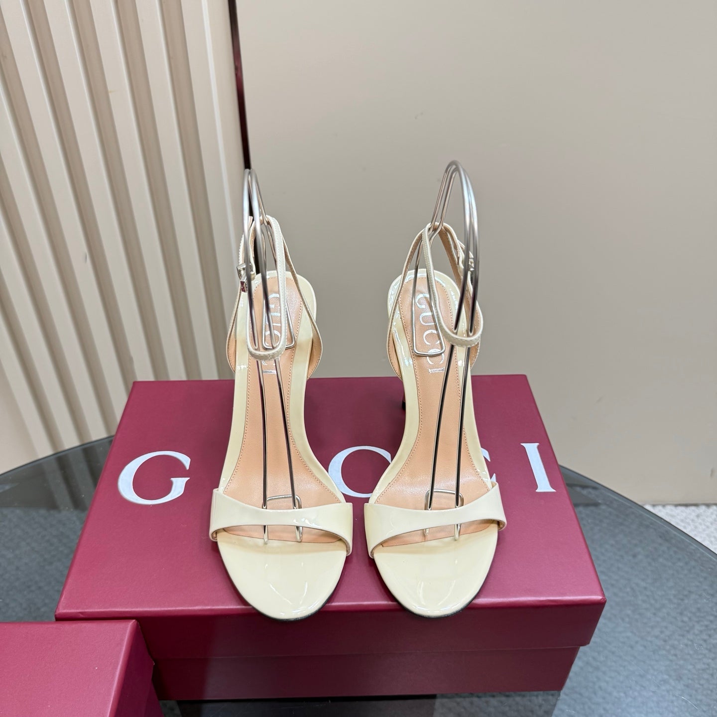 GUCCI STRAP HIGH BAMBOO-EFFECT HEEL SANDAL IN CREAM PATENT CALFSKIN