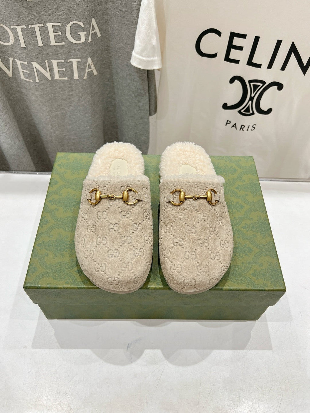 GUCCI HORSEBIT MULE IN BEIGE EMBOSSED SUEDE AND FLEECE LINING