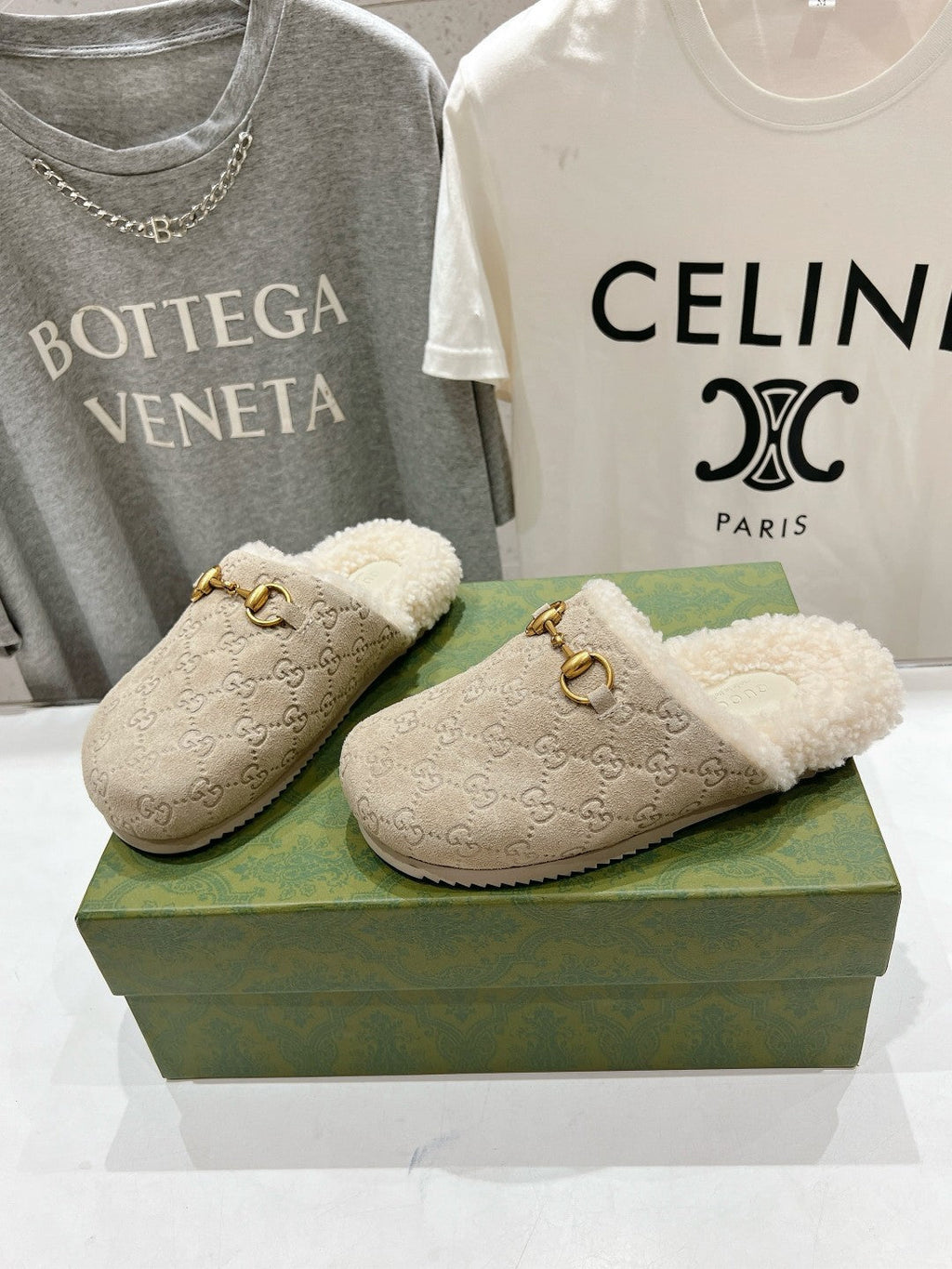 GUCCI HORSEBIT MULE IN BEIGE EMBOSSED SUEDE AND FLEECE LINING