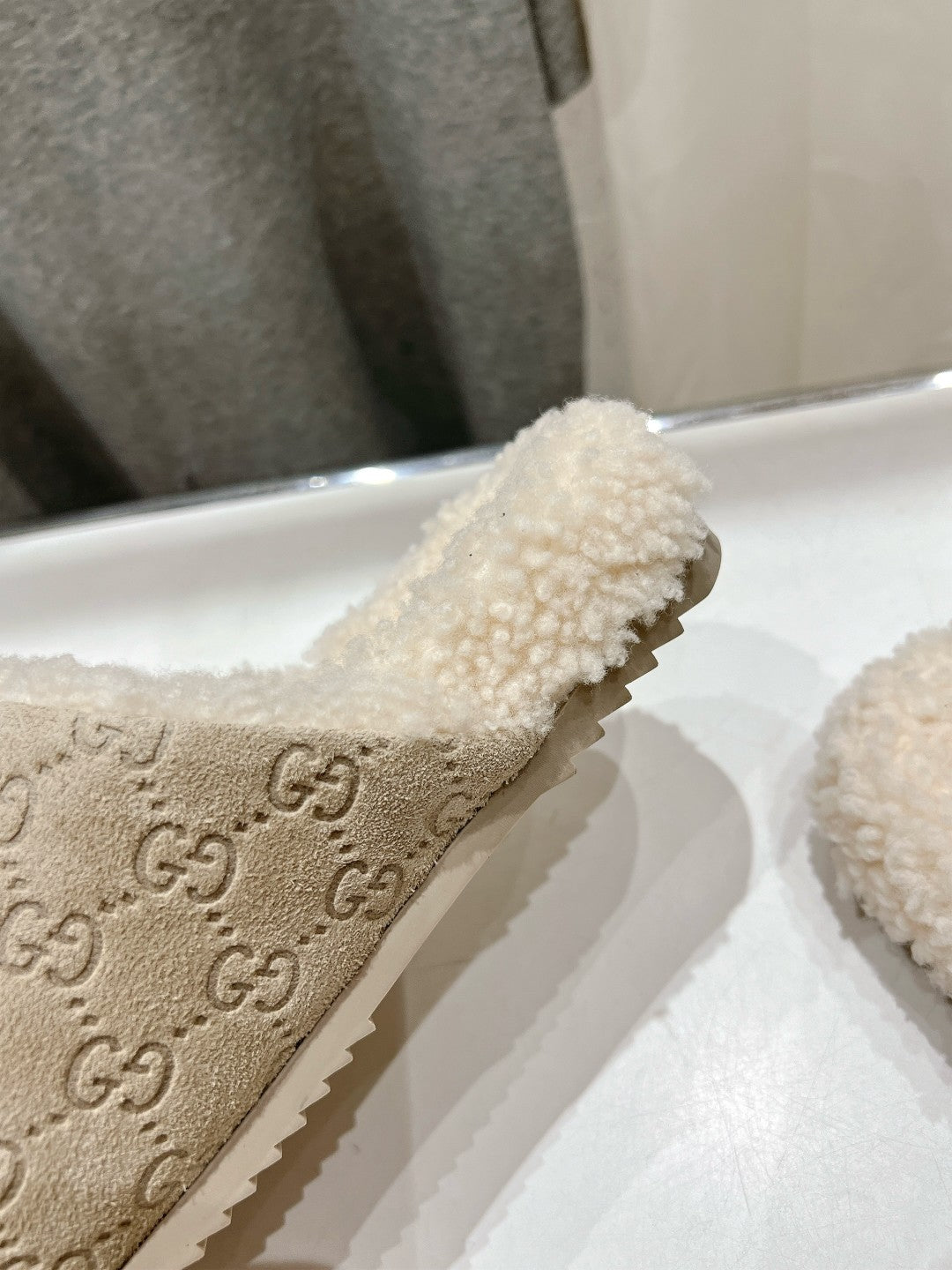 GUCCI HORSEBIT MULE IN BEIGE EMBOSSED SUEDE AND FLEECE LINING