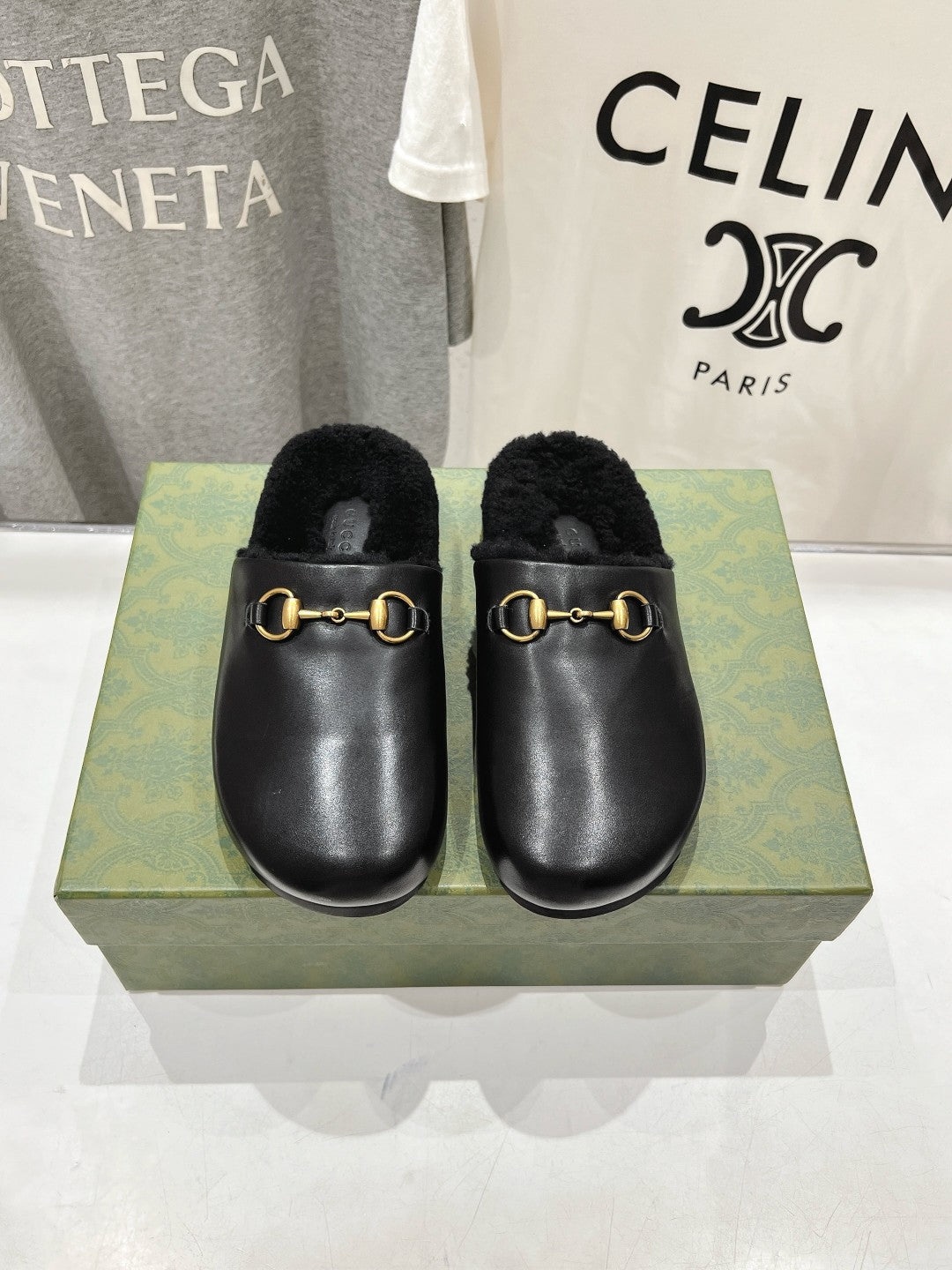 GUCCI HORSEBIT MULE IN BLACK CALFSKIN AND FLEECE LINING