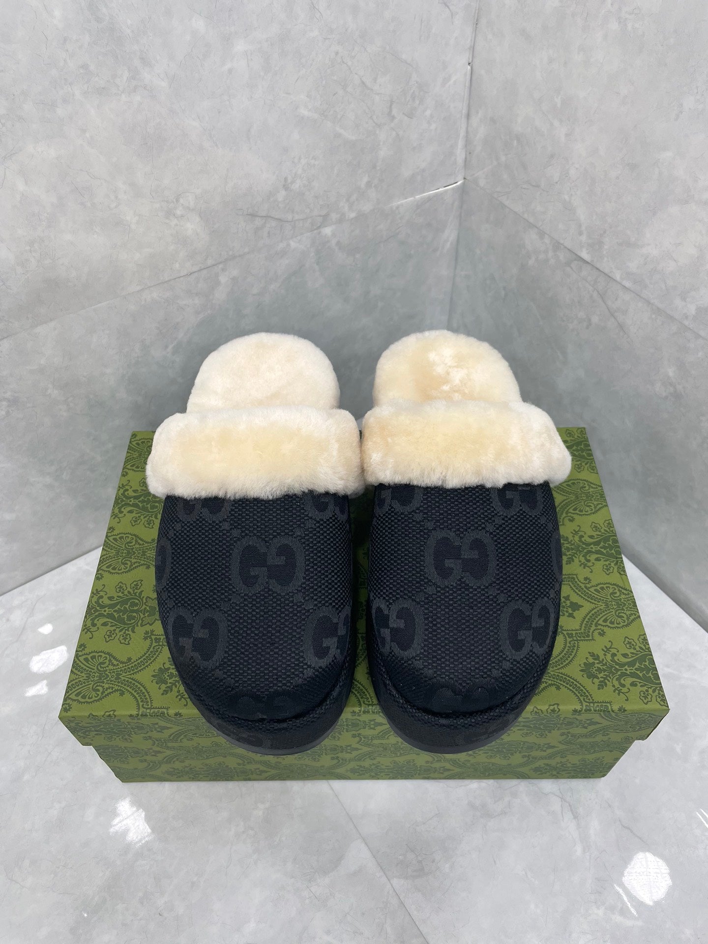 GUCCI MULE IN BLACK MONOGRAM JACQUARD FABRIC AND RABBIT FUR LINING
