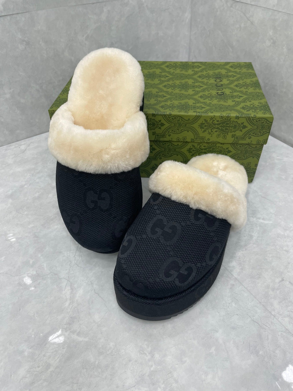 GUCCI MULE IN BLACK MONOGRAM JACQUARD FABRIC AND RABBIT FUR LINING
