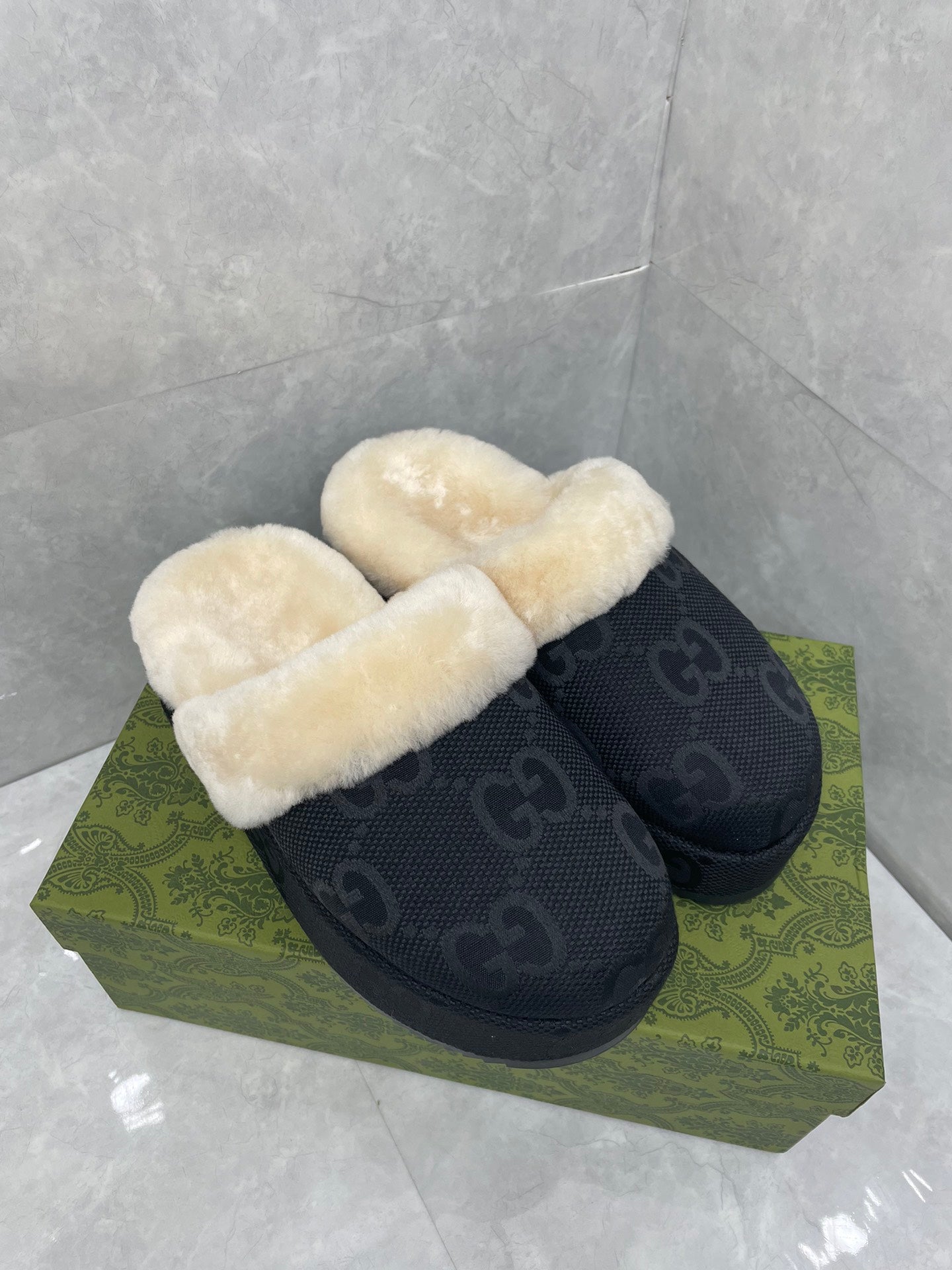 GUCCI MULE IN BLACK MONOGRAM JACQUARD FABRIC AND RABBIT FUR LINING