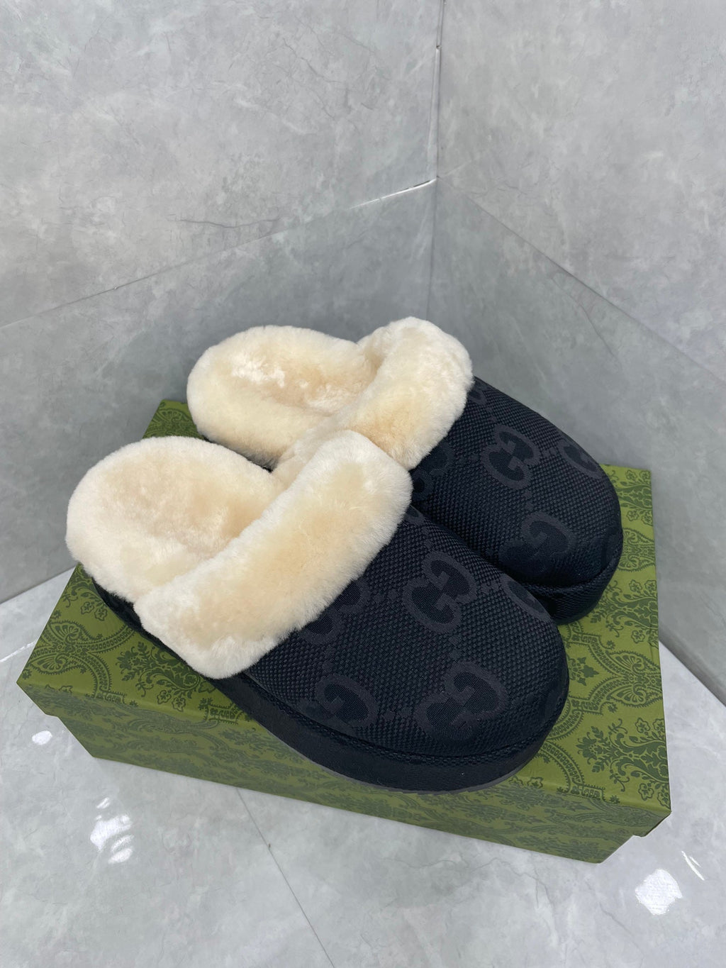 GUCCI MULE IN BLACK MONOGRAM JACQUARD FABRIC AND RABBIT FUR LINING