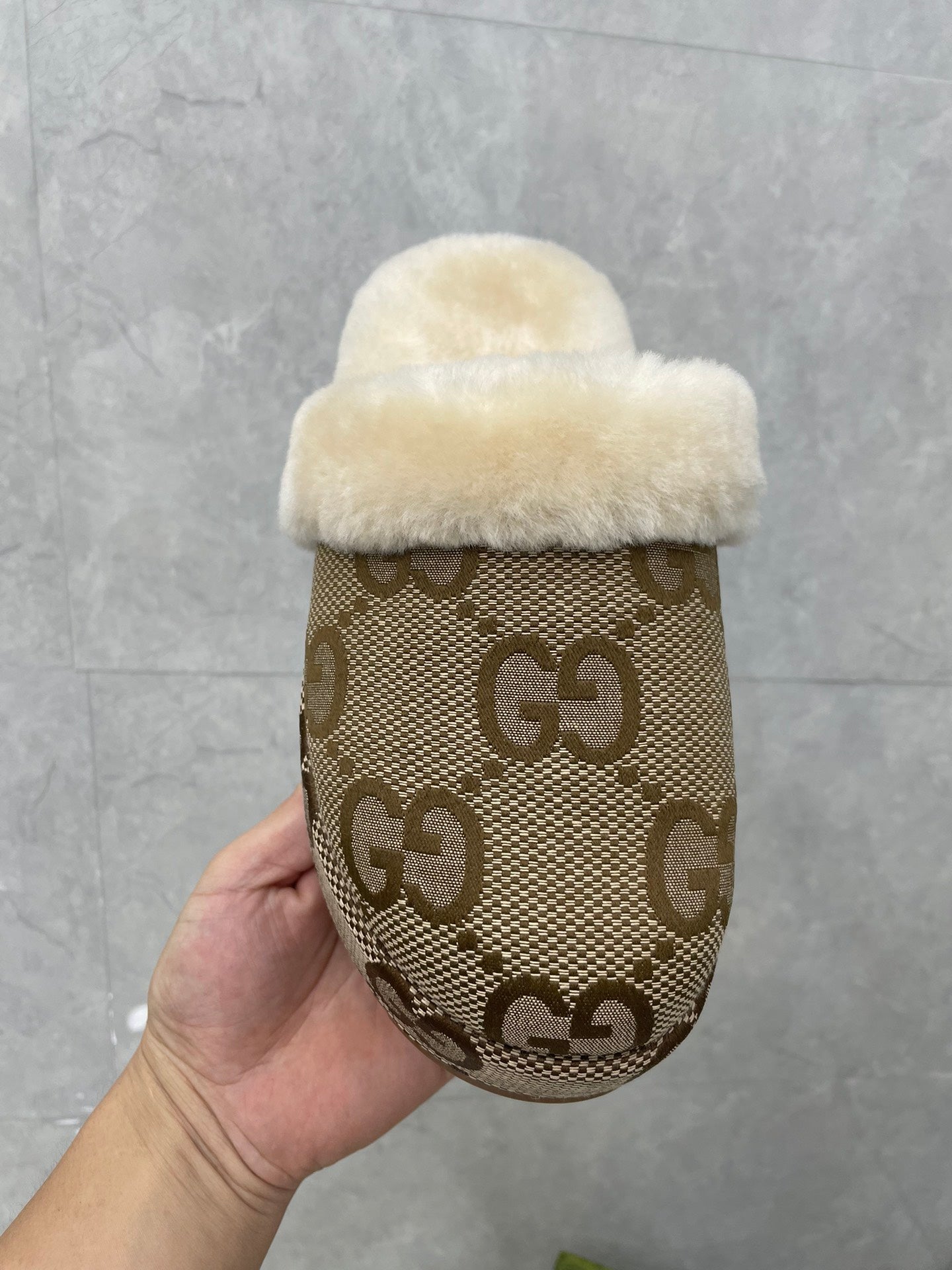 GUCCI MULE IN PEANUT BROWN MONOGRAM JACQUARD FABRIC AND RABBIT FUR LINING