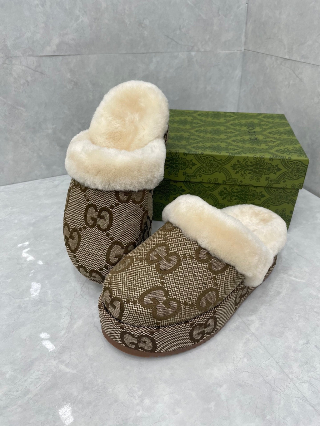 GUCCI MULE IN PEANUT BROWN MONOGRAM JACQUARD FABRIC AND RABBIT FUR LINING