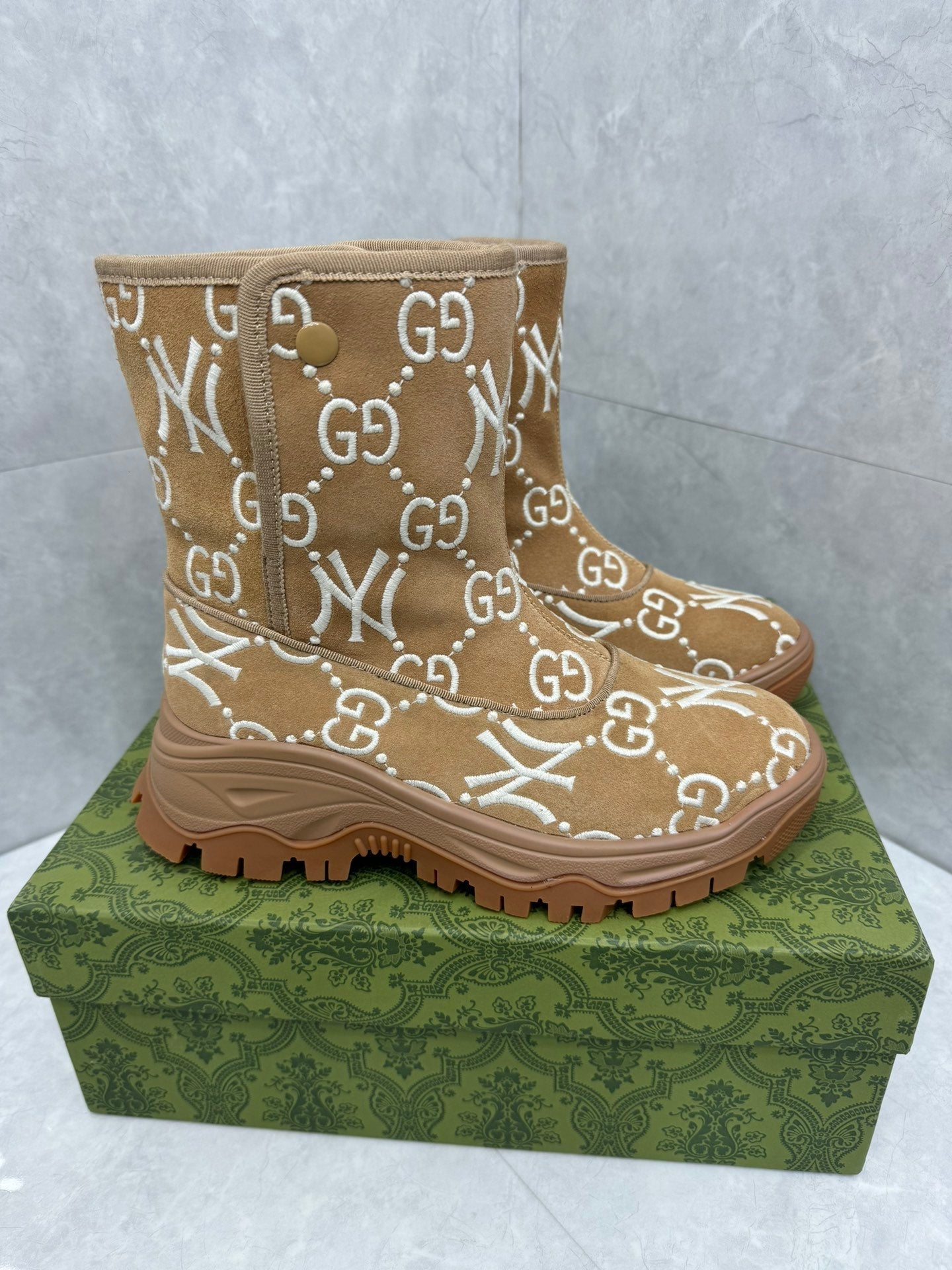 GUCCI &NY SNOW BOOTS IN WOOD BROWN SUEDE AND WOOL LINING