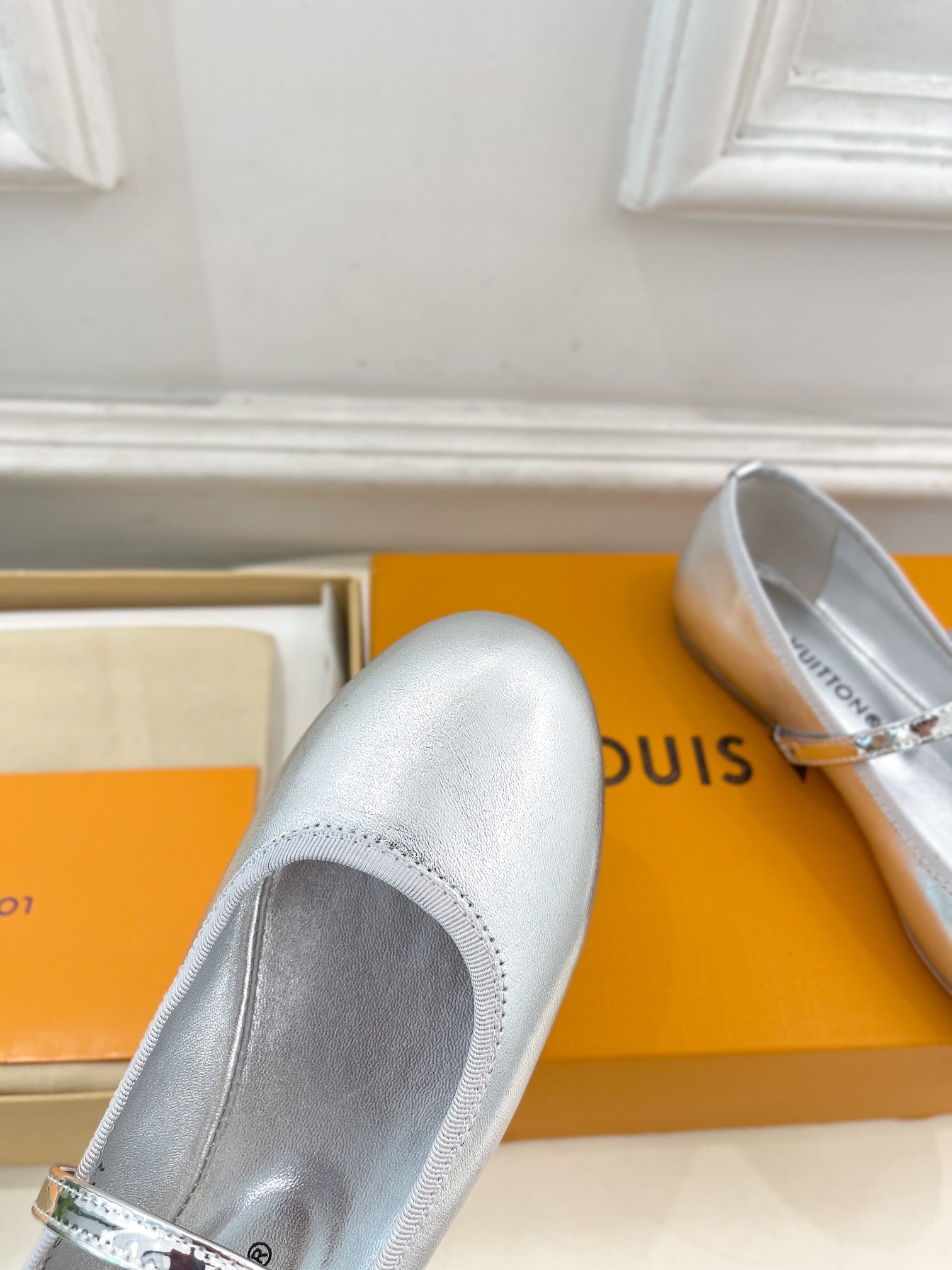 LOUIS VUITTON LV WOMEN ROMY FLAT BALLERINA IN SILVER METALLIC LAMBSKIN