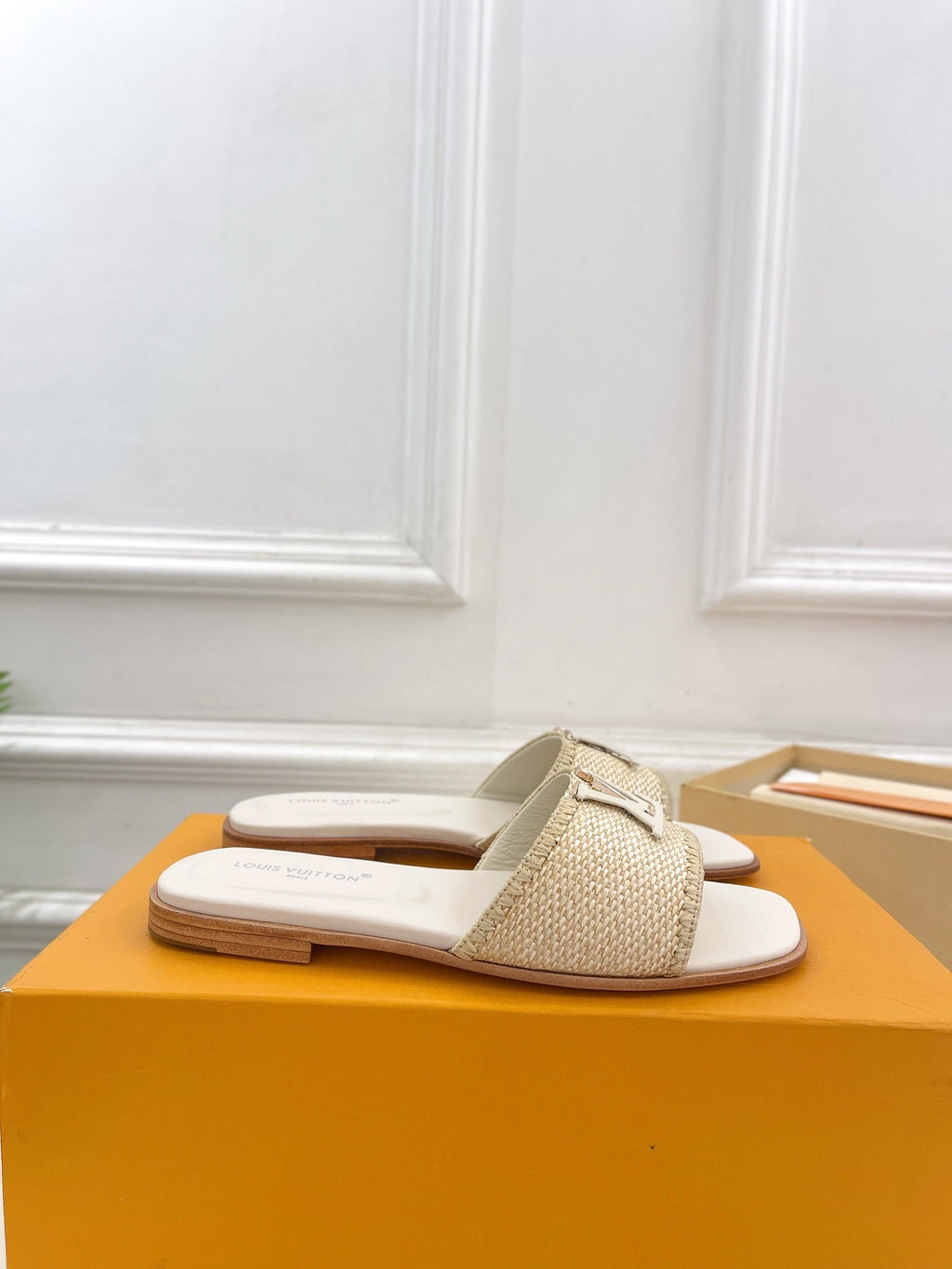 LOUIS VUITTON LV WOMEN CAPRI FLAT MULES IN BEIGE LEATHER AND RAFFIA
