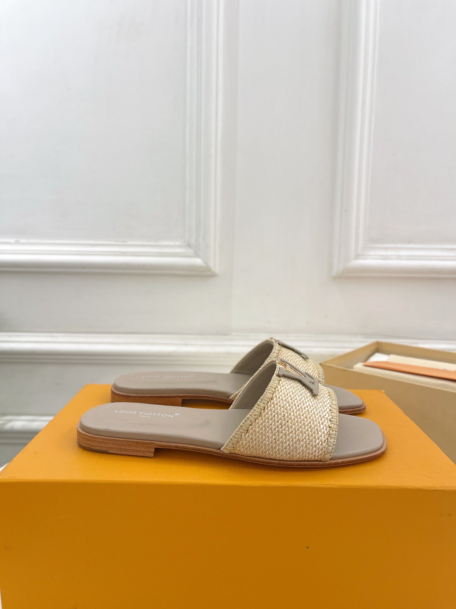 LOUIS VUITTON LV WOMEN CAPRI FLAT MULES IN TAN BROWN LEATHER AND RAFFIA