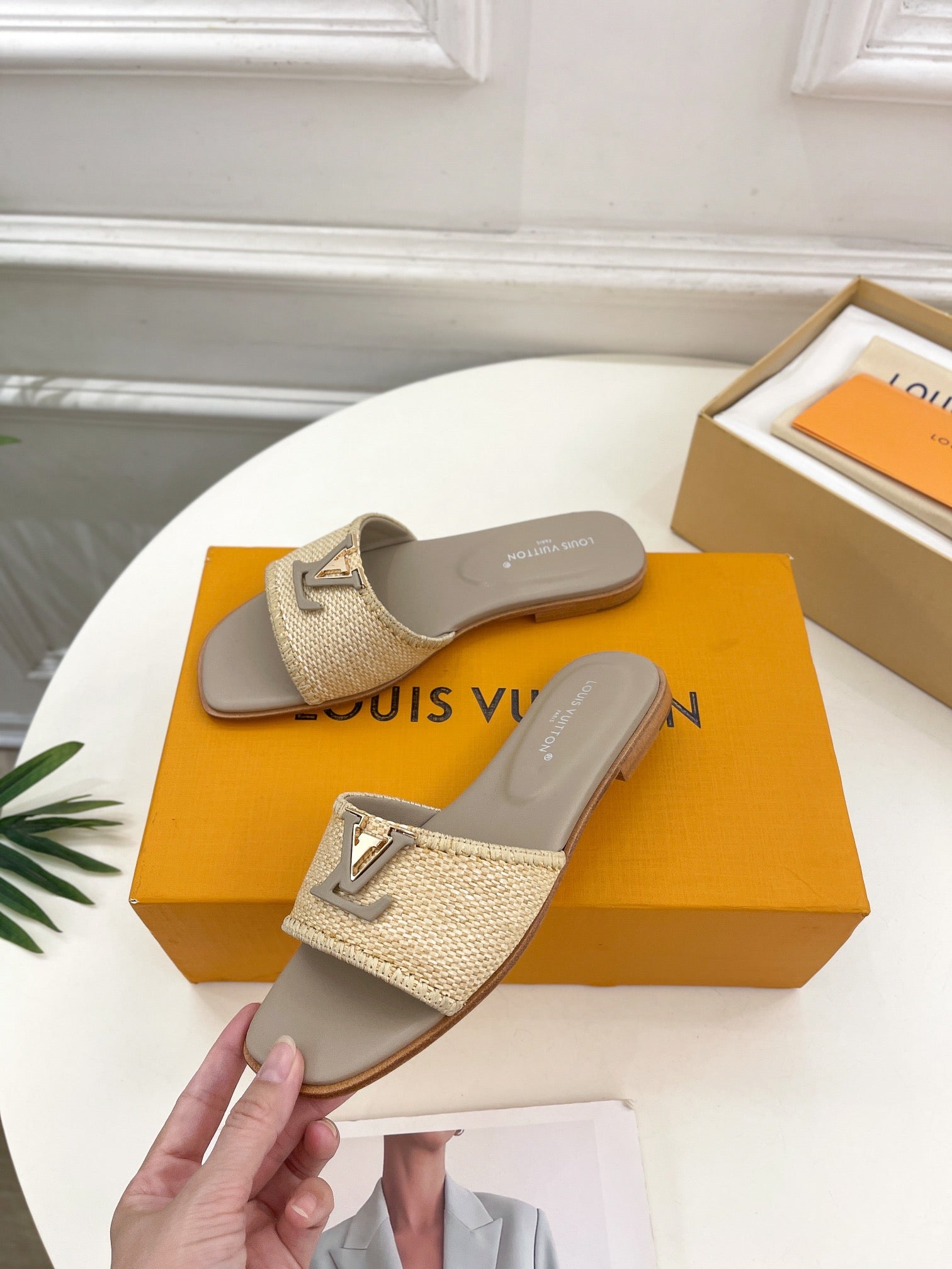 LOUIS VUITTON LV WOMEN CAPRI FLAT MULES IN TAN BROWN LEATHER AND RAFFIA