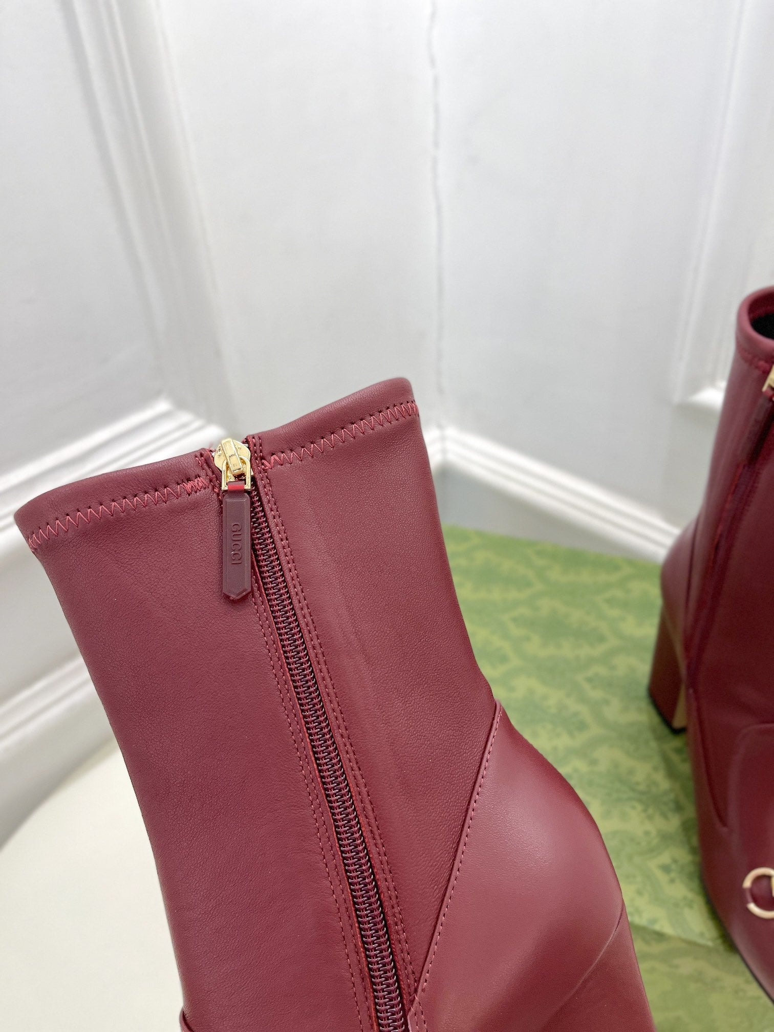 GUCCI HORSEBIT ANKLE BOOTS 9.5CM IN BURGUNDY RED SHEEPSKIN