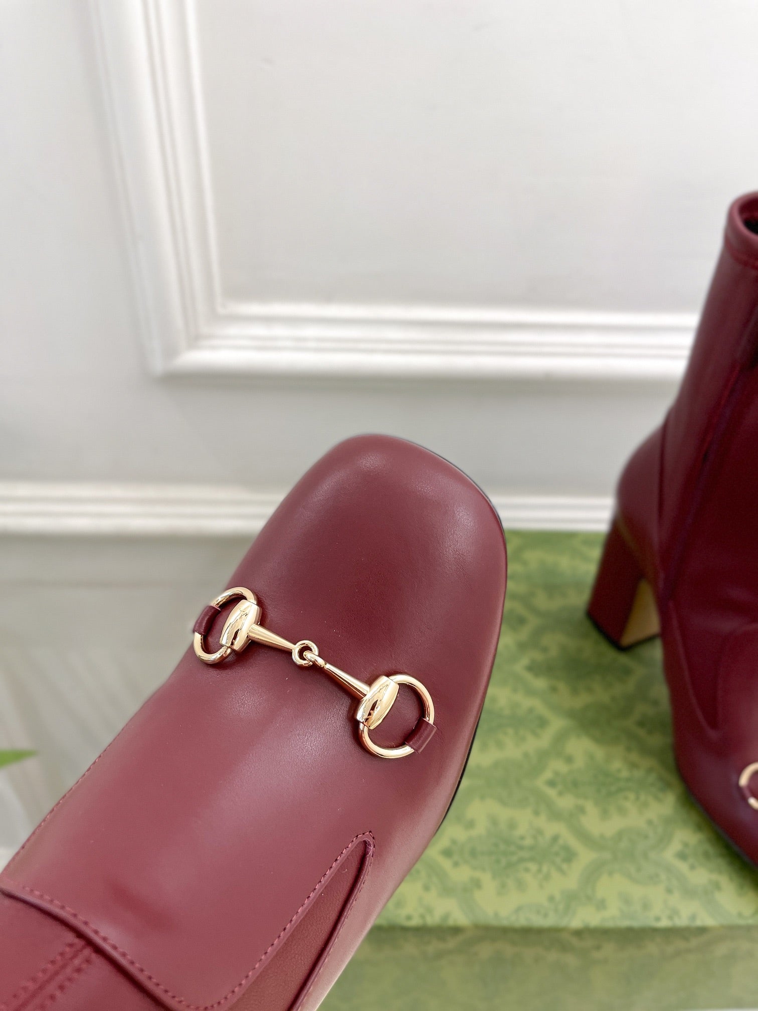 GUCCI HORSEBIT ANKLE BOOTS 9.5CM IN BURGUNDY RED SHEEPSKIN