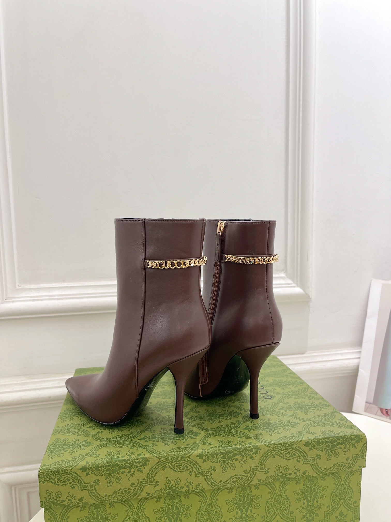 GUCCI SIGNORIA SHORT BOOTS 10.5CM IN WALNUT BROWN CALFSKIN