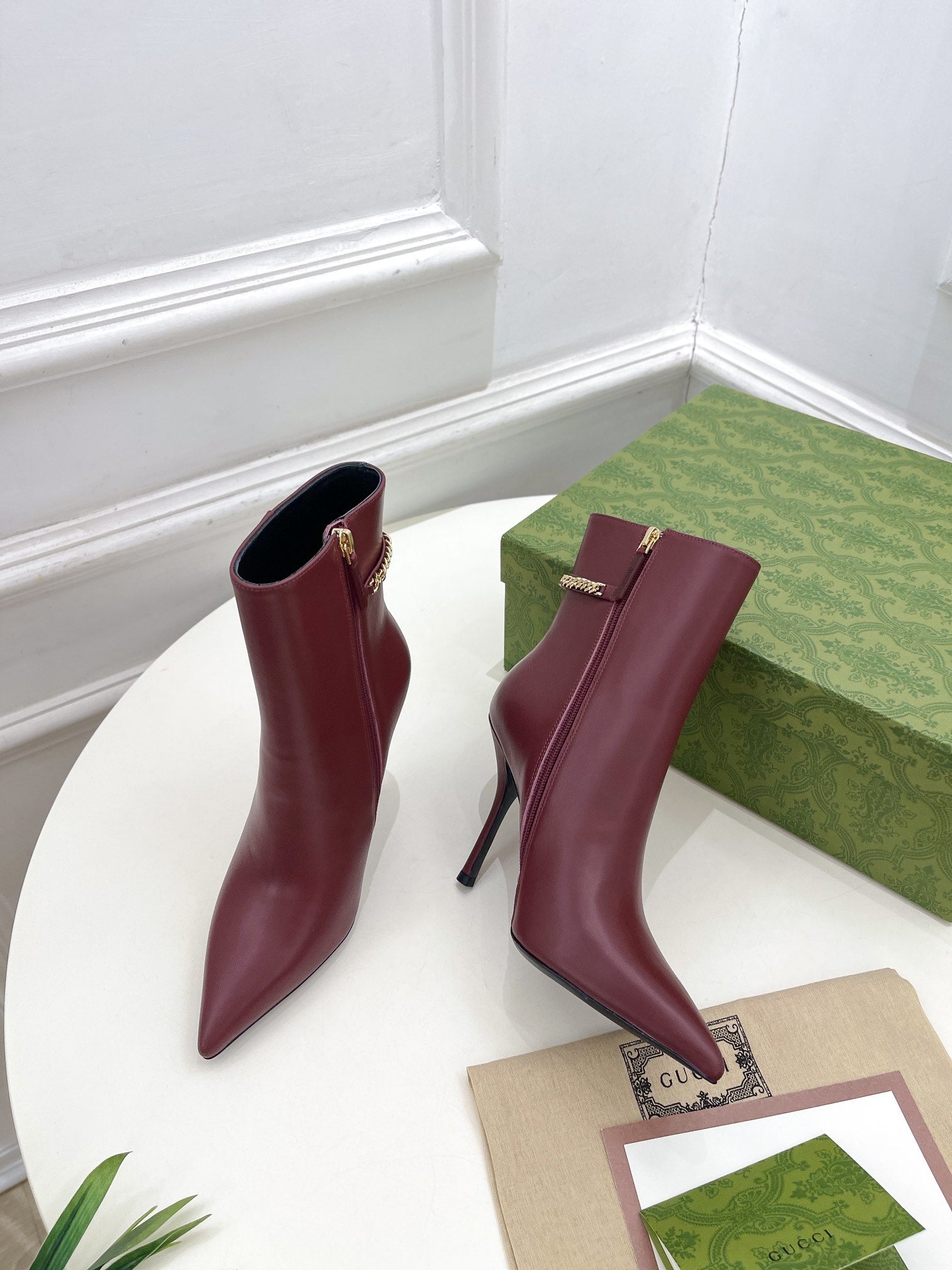 GUCCI SIGNORIA SHORT BOOTS 10.5CM IN BURGUNDY RED CALFSKIN