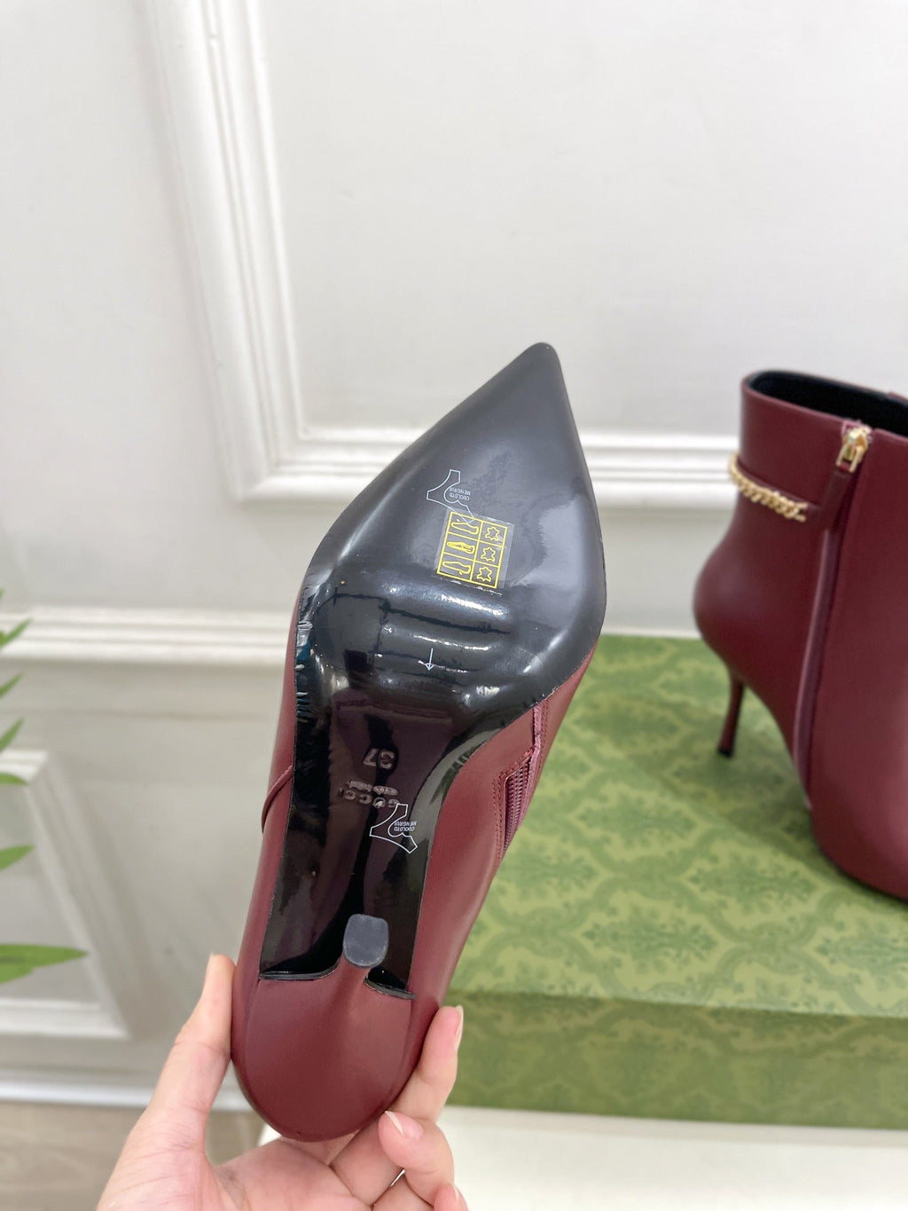 GUCCI SIGNORIA SHORT BOOTS 10.5CM IN BURGUNDY RED CALFSKIN