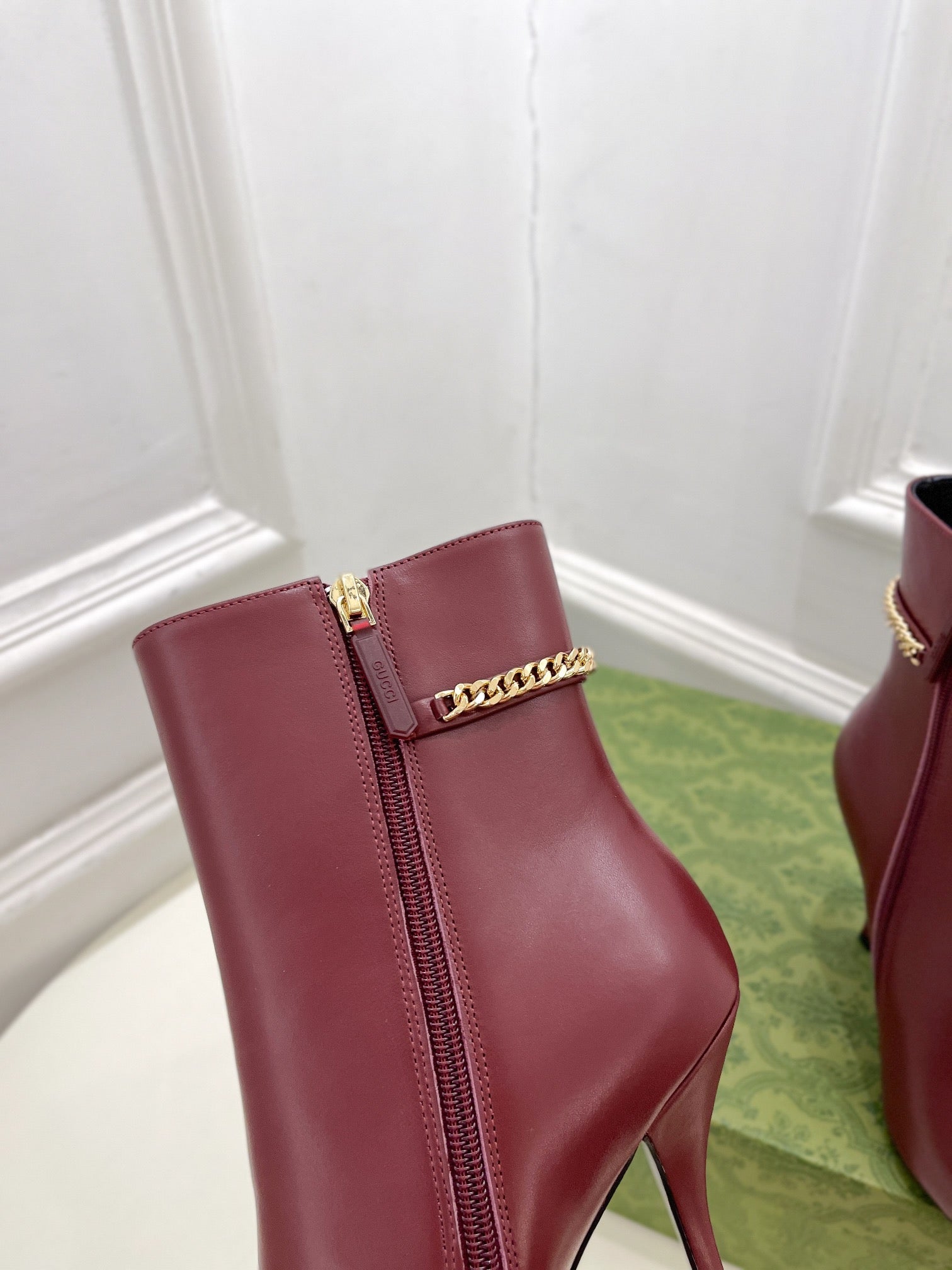 GUCCI SIGNORIA SHORT BOOTS 10.5CM IN BURGUNDY RED CALFSKIN