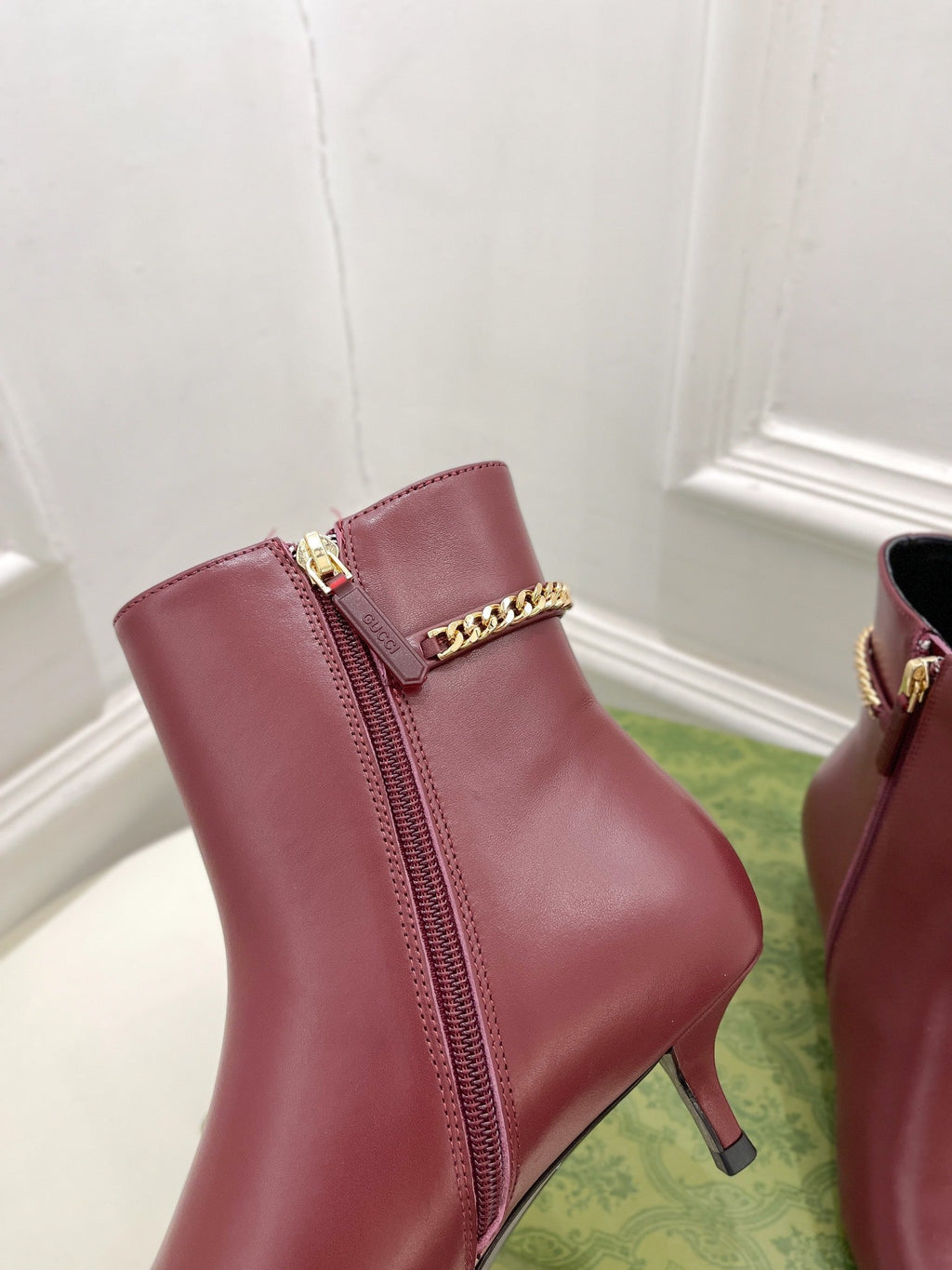 GUCCI SIGNORIA SHORT BOOTS 4.5CM IN BURGUNDY RED CALFSKIN