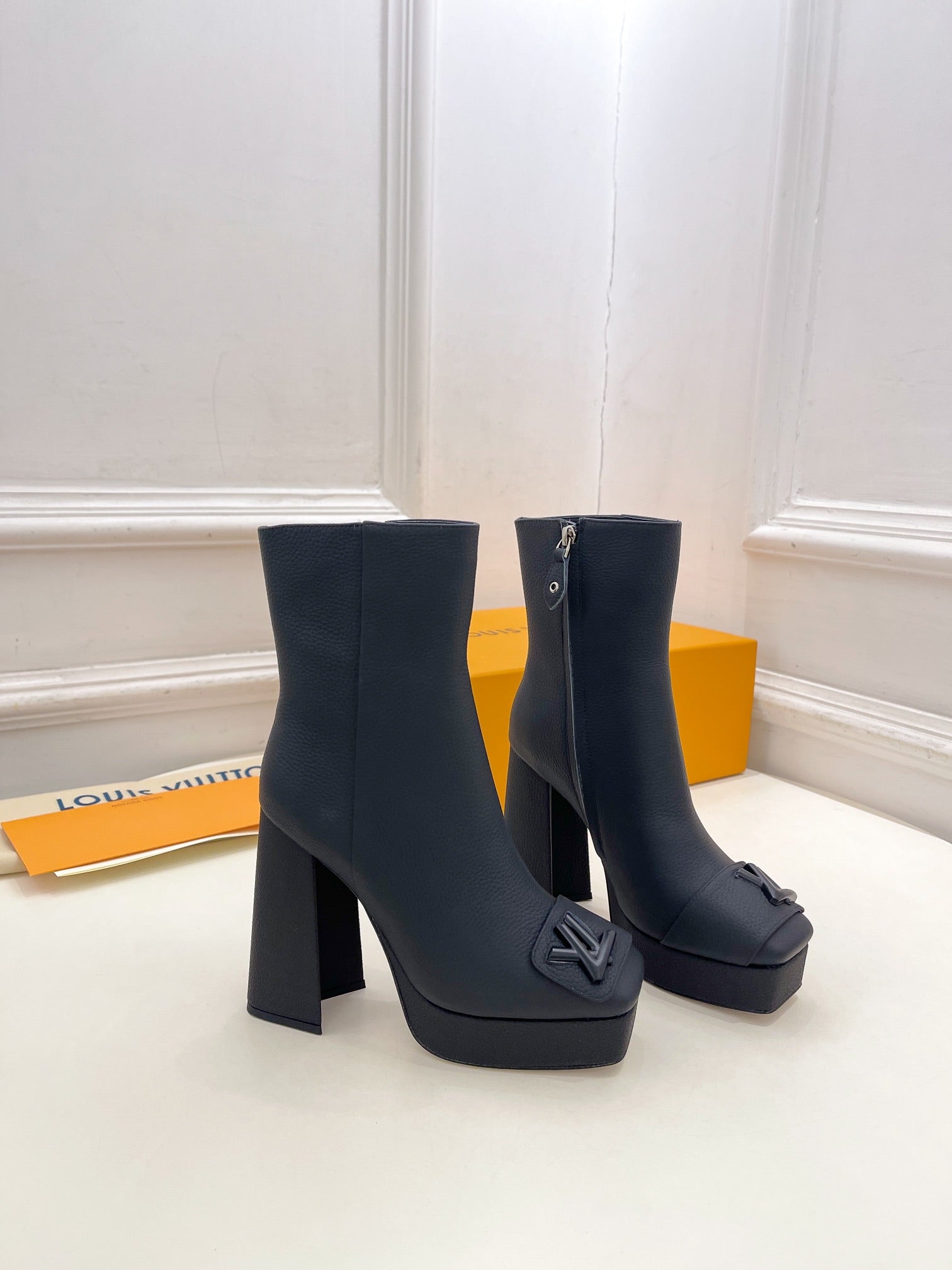 LOUIS VUITTON ANKLE BOOTS BLOCK HEEL 9 CM IN BLACK PEPPLE CALFSKIN