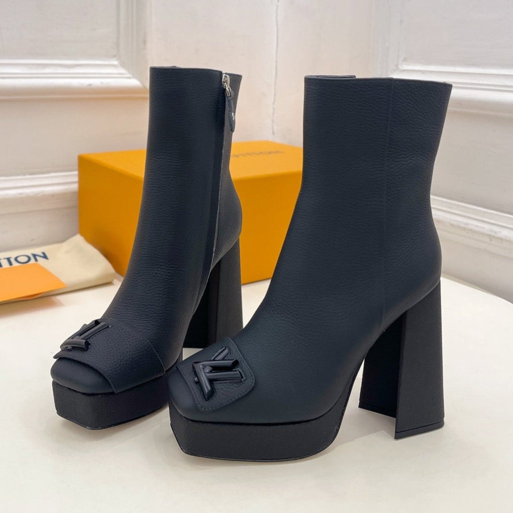 LOUIS VUITTON ANKLE BOOTS BLOCK HEEL 9 CM IN BLACK PEPPLE CALFSKIN