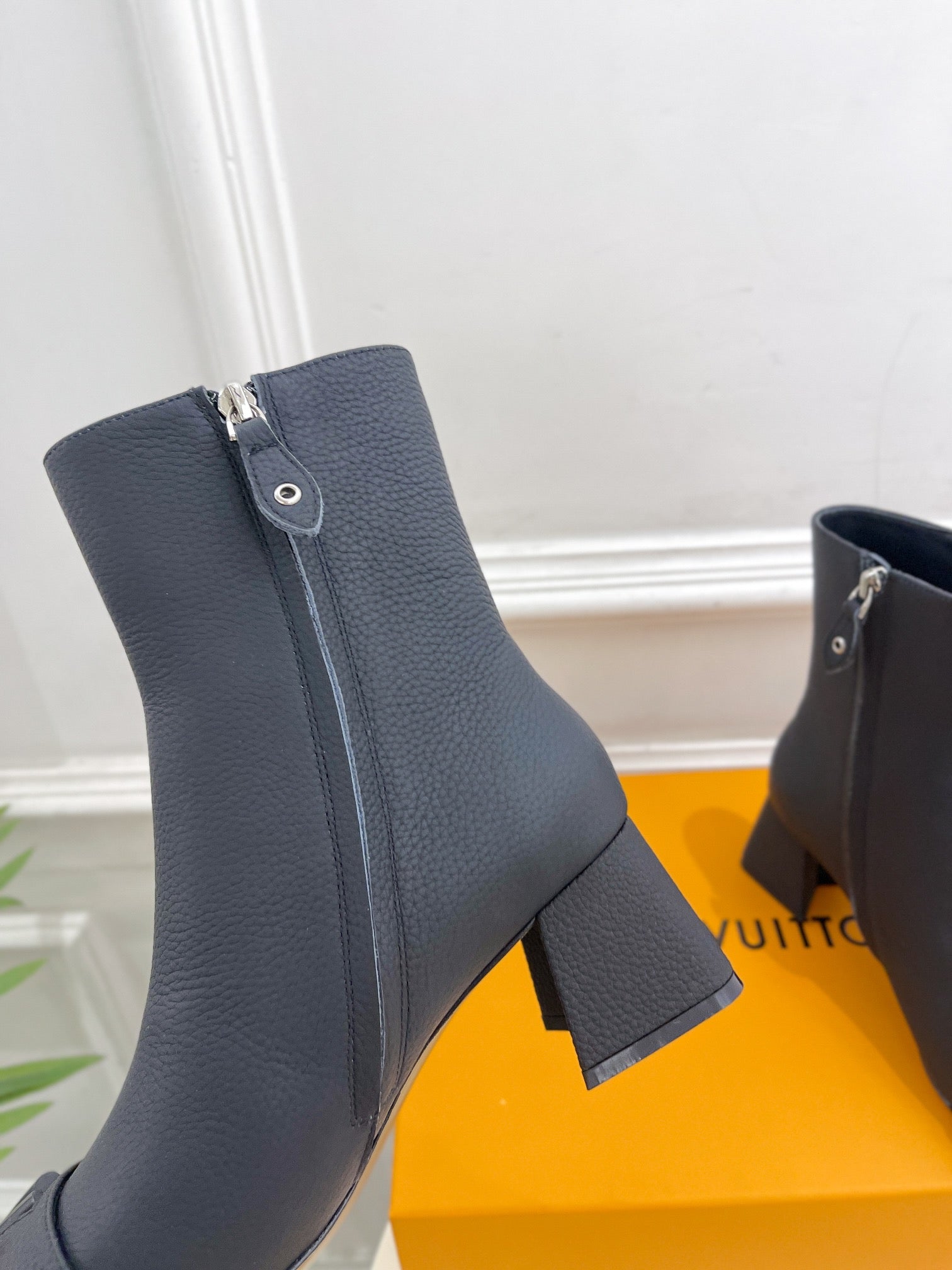 LOUIS VUITTON ANKLE BOOTS BLOCK HEEL 5.5 CM IN BLACK PEPPLE CALFSKIN