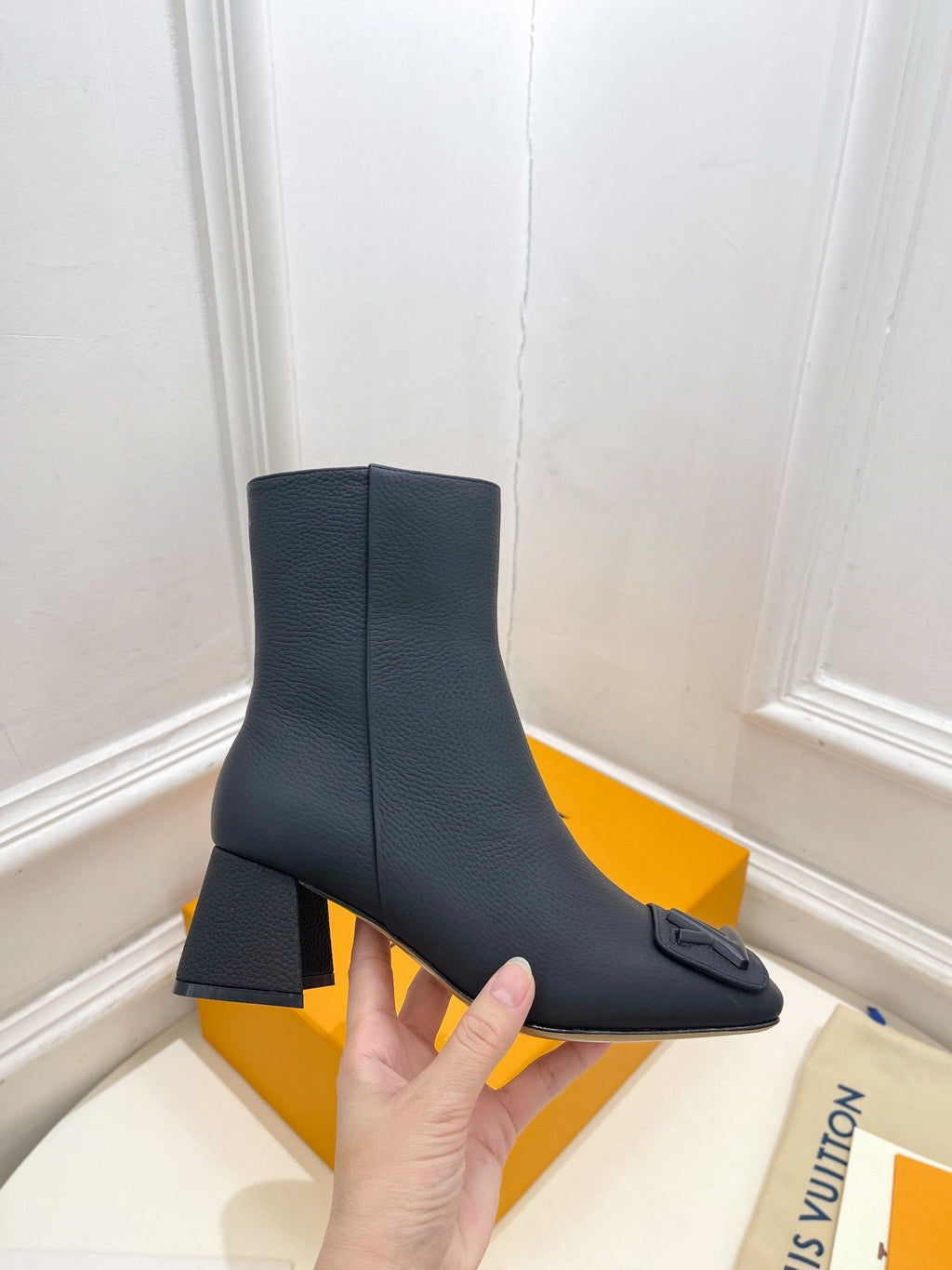 LOUIS VUITTON ANKLE BOOTS BLOCK HEEL 5.5 CM IN BLACK PEPPLE CALFSKIN