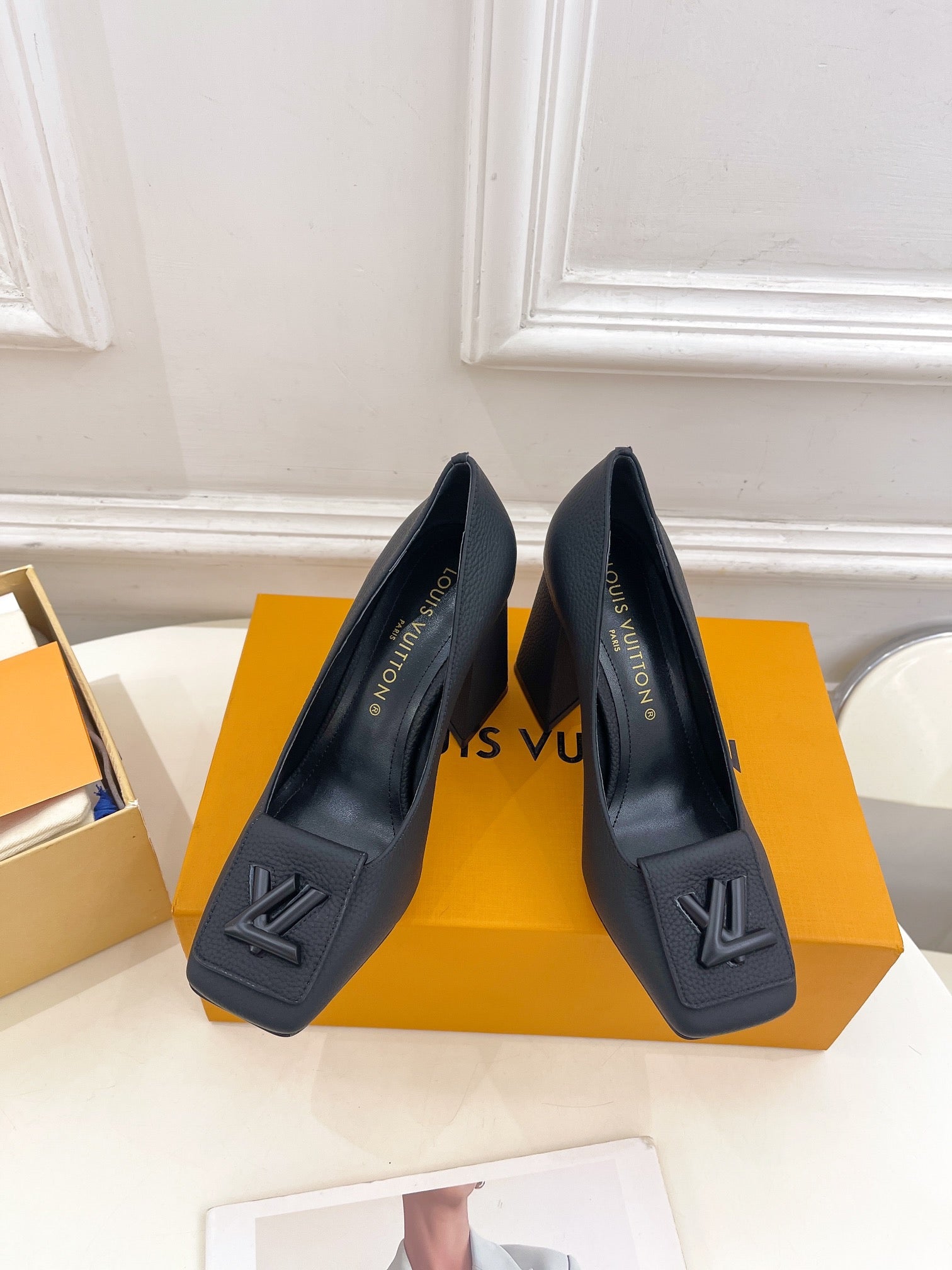 LOUIS VUITTON SHAKE PUMP BLOCK HEEL 9 CM SANDALS IN BLACK PEPPLE CALFSKIN