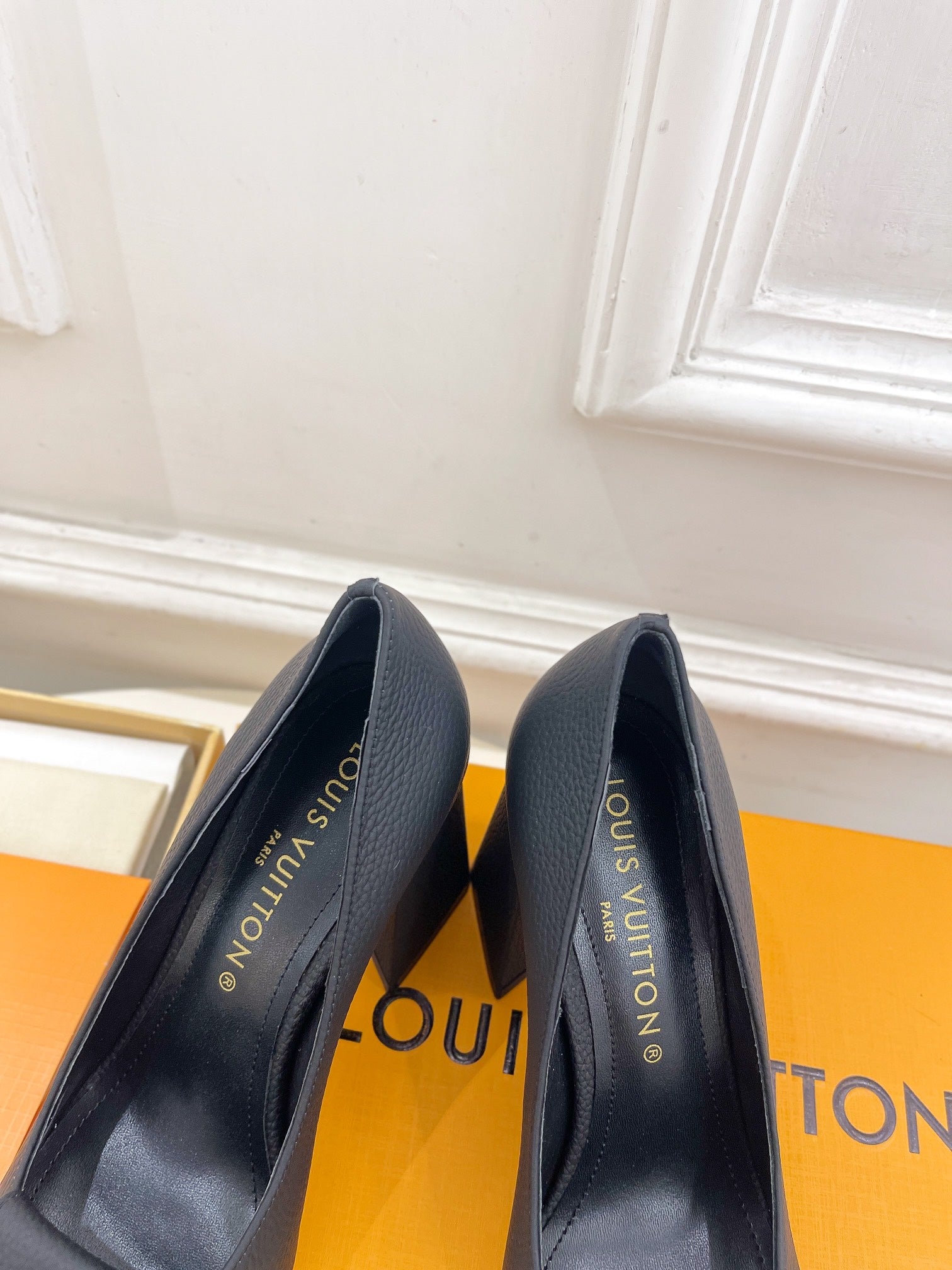 LOUIS VUITTON SHAKE PUMP BLOCK HEEL 9 CM SANDALS IN BLACK PEPPLE CALFSKIN