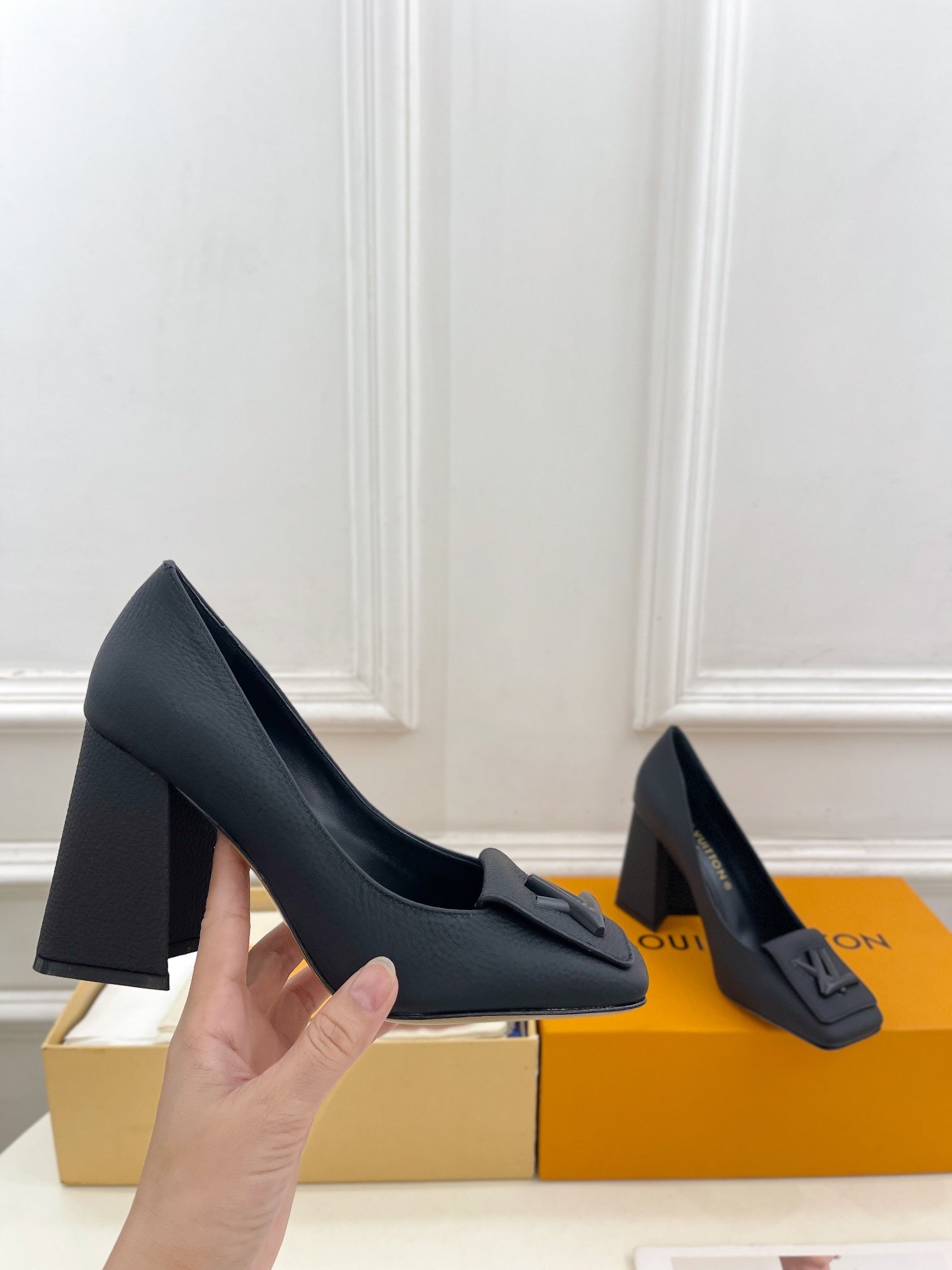 LOUIS VUITTON SHAKE PUMP BLOCK HEEL 9 CM SANDALS IN BLACK PEPPLE CALFSKIN