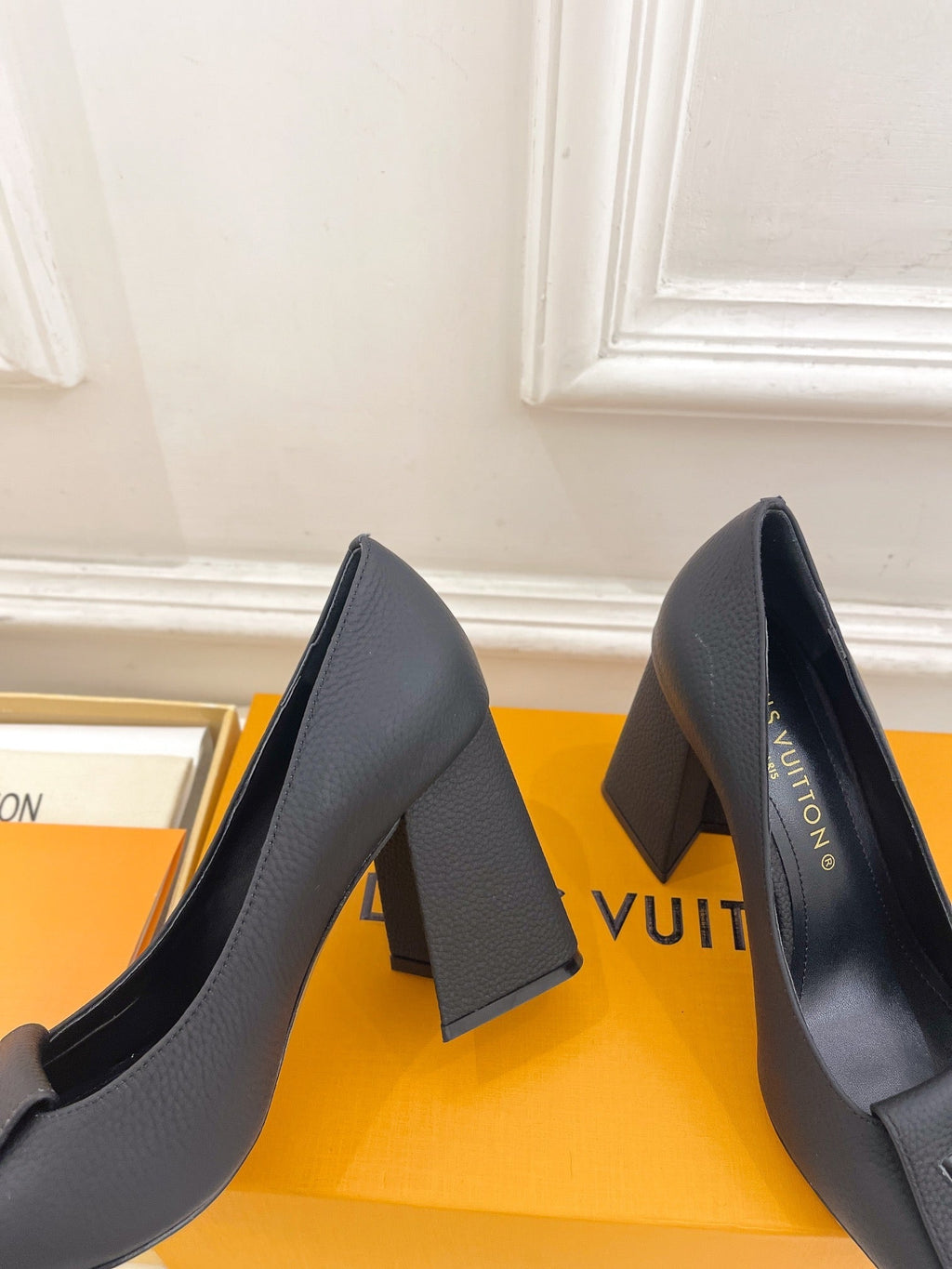 LOUIS VUITTON SHAKE PUMP BLOCK HEEL 9 CM SANDALS IN BLACK PEPPLE CALFSKIN