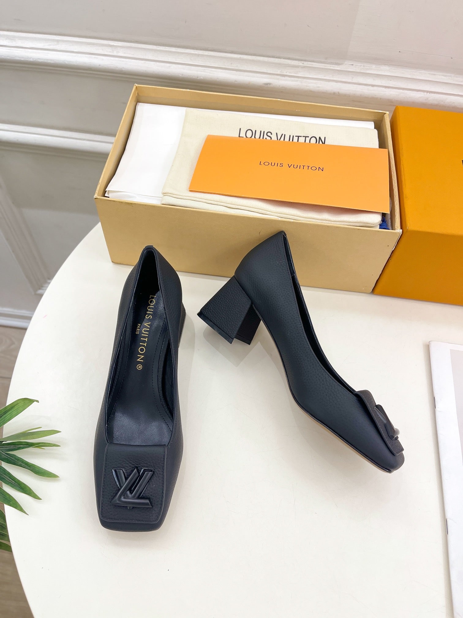 LOUIS VUITTON SHAKE PUMP BLOCK HEEL 5.5 CM SANDALS IN BLACK PEPPLE CALFSKIN