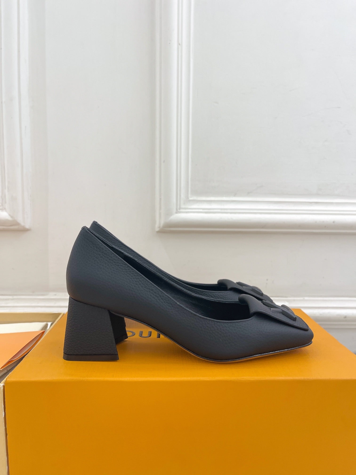 LOUIS VUITTON SHAKE PUMP BLOCK HEEL 5.5 CM SANDALS IN BLACK PEPPLE CALFSKIN