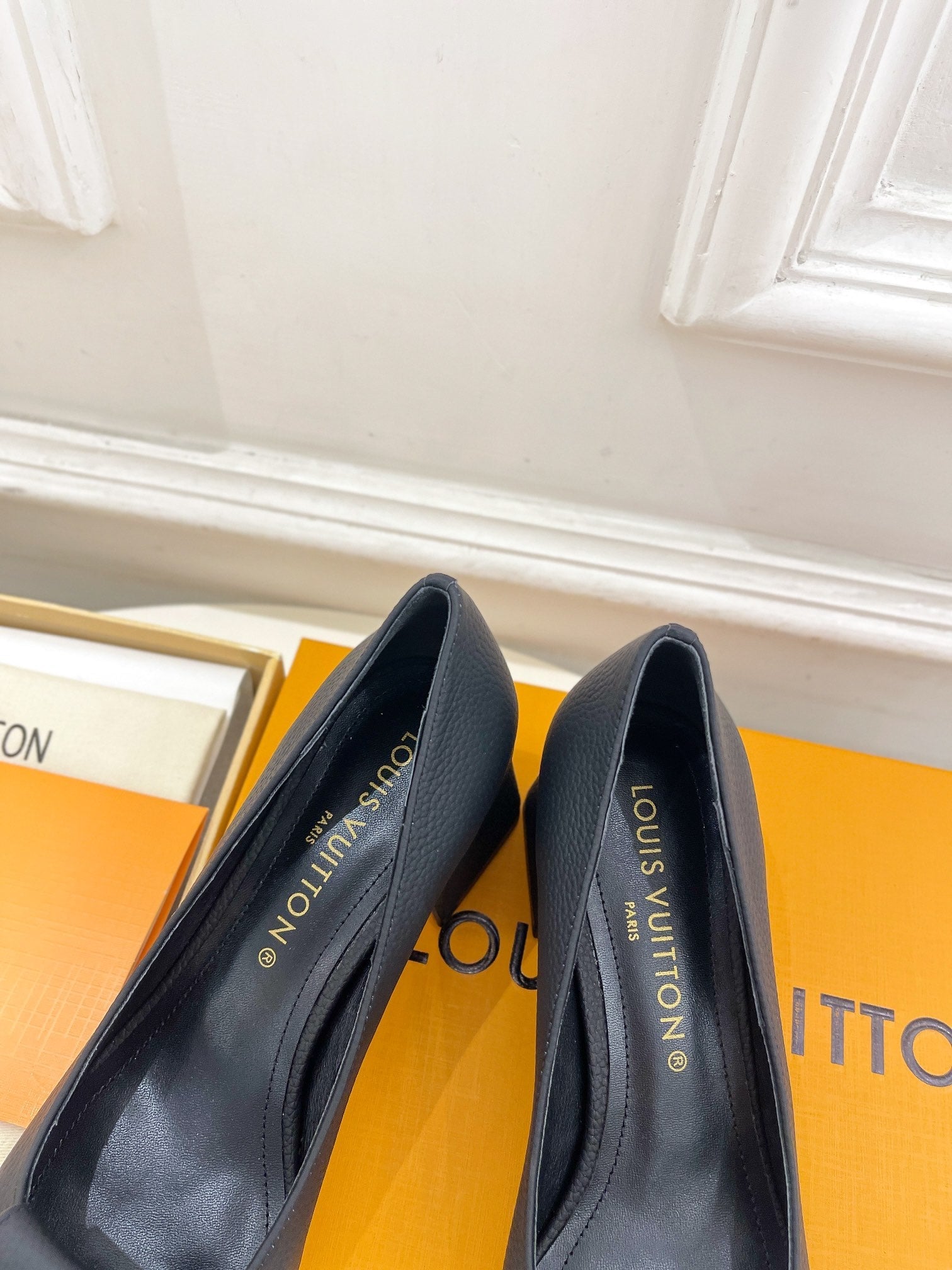 LOUIS VUITTON SHAKE PUMP BLOCK HEEL 5.5 CM SANDALS IN BLACK PEPPLE CALFSKIN