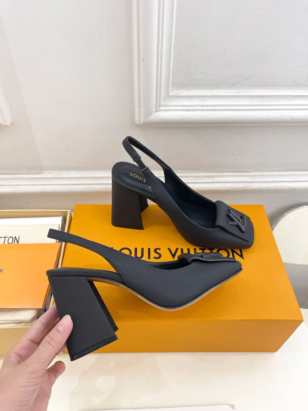 LOUIS VUITTON SHAKE SQUARE-TOE BLOCK HEEL 9 CM SANDALS IN BLACK PEPPLE CALFSKIN