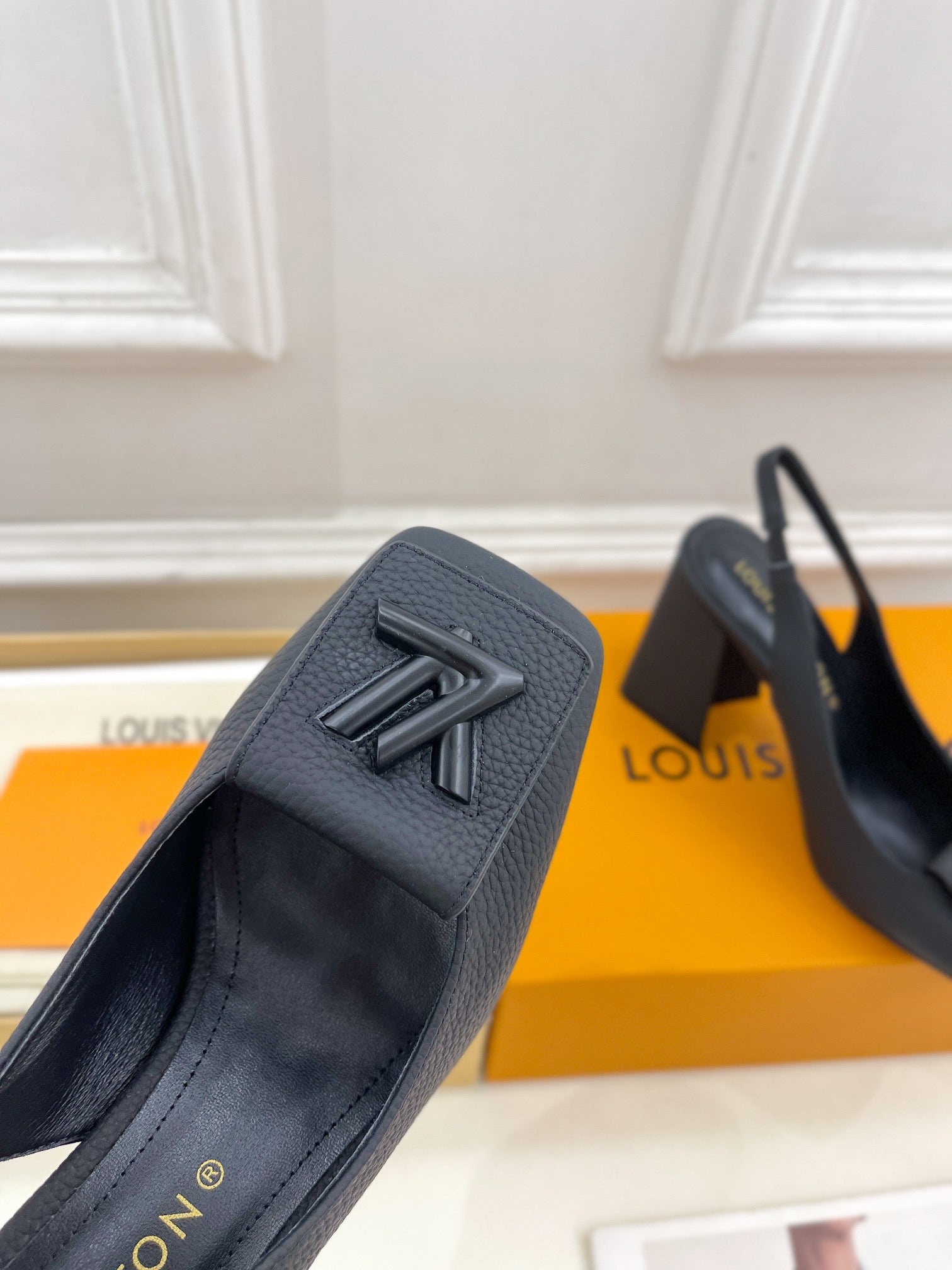 LOUIS VUITTON SHAKE SQUARE-TOE BLOCK HEEL 9 CM SANDALS IN BLACK PEPPLE CALFSKIN