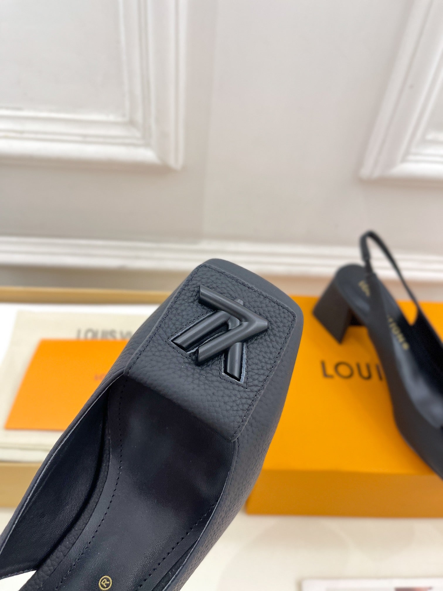 LOUIS VUITTON SHAKE SQUARE-TOE BLOCK HEEL 5.5 CM SANDALS IN BLACK PEPPLE CALFSKIN