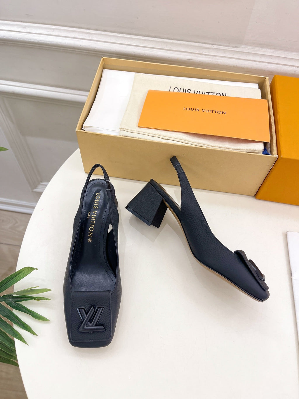 LOUIS VUITTON SHAKE SQUARE-TOE BLOCK HEEL 5.5 CM SANDALS IN BLACK PEPPLE CALFSKIN