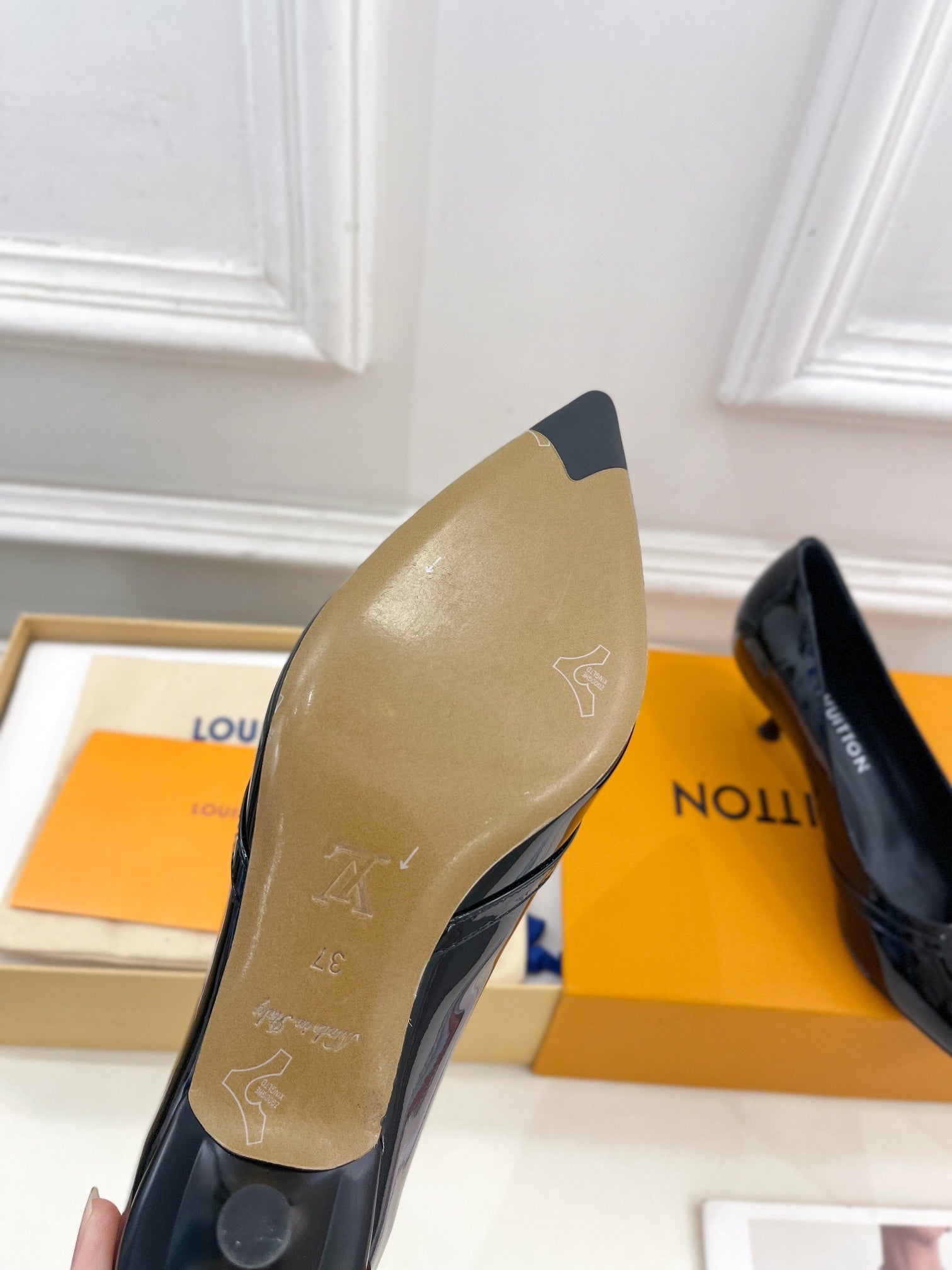 LOUIS VUITTON 6AM HIGH PUMP 5 CM IN BLACK PATENT CALFSKIN
